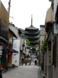This is the pagoda that is part og the Kiyomizu-dera temple. A network of small alleys link all the buildings of the temple together..